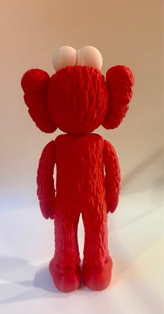 Statuetta KAWS Rossa