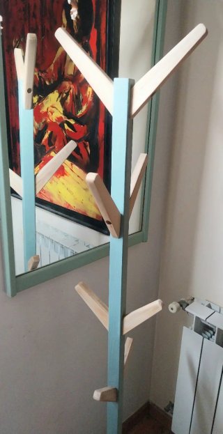 Perchero de madera azul y marrón