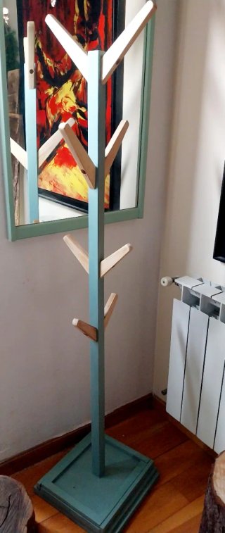 Perchero de madera azul y marrón