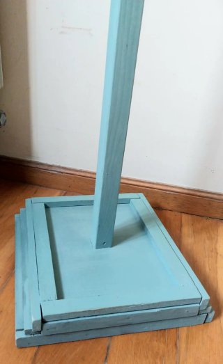 Perchero de madera azul y marrón