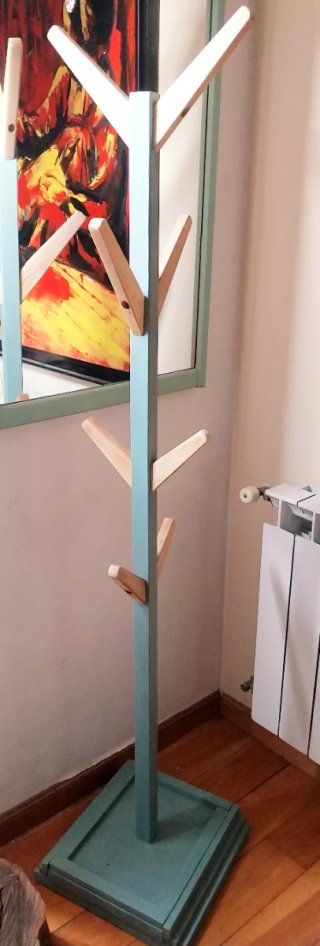 Perchero de madera azul y marrón