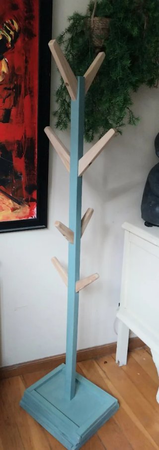 Perchero de madera azul y marrón