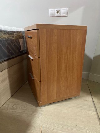 Mesita de noche de madera