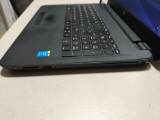 Portátil HP 250 con mancha en pantalla