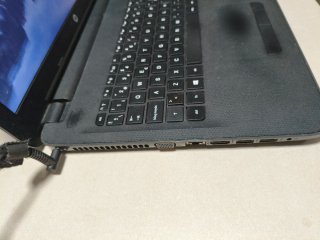 Portátil HP 250 con mancha en pantalla