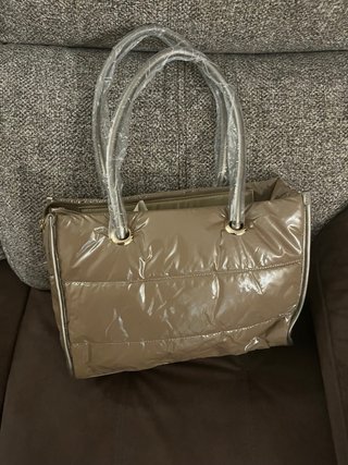 Bolso acolchado brillante beige y dorado