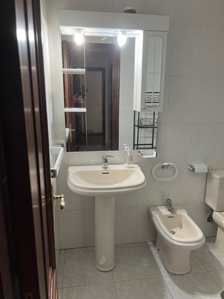 Lavabo y espejo de baño