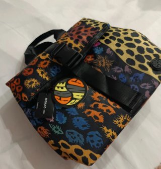 Mochila Misako Multicolor Estampada. Con etiqueta