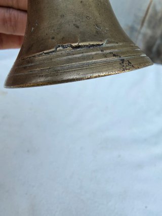 Campana antigua de bronce + Herraduras