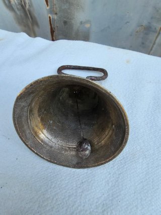 Campana antigua de bronce + Herraduras