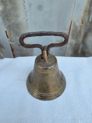Campana antigua de bronce + Herraduras