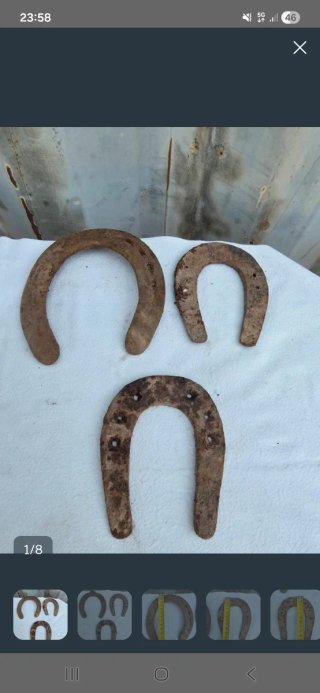 Campana antigua de bronce + Herraduras