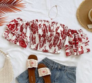 Top estampado floral rojo y blanco