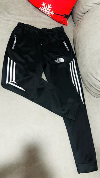 Pantalón  Chandal Tipo Jogger “The North Face”.