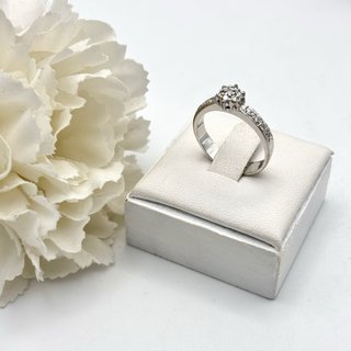 Anillo de oro 18kt con diamantes