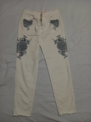 Vaqueros pitillo blancos con mandalas