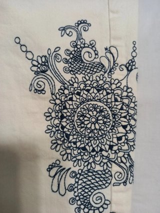 Vaqueros pitillo blancos con mandalas
