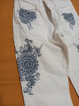 Vaqueros pitillo blancos con mandalas