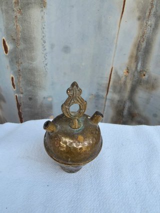 Botijo antiguo de bronce
