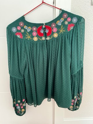Blusa verde bordada flores