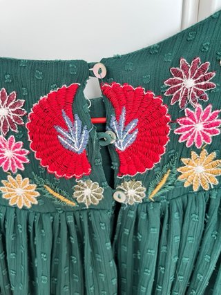 Blusa verde bordada flores