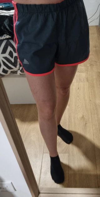 Pantalón corto deportivo Adidas gris y coral
