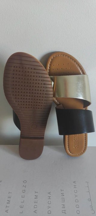Sandalias Geox Negro y Dorado