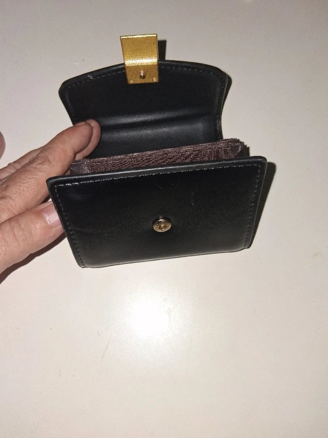 Cartera Tarjetero Negro con Detalle Dorado