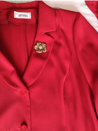Elegante traje femenino de tres piezas
