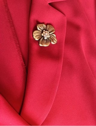 Elegante traje femenino de tres piezas