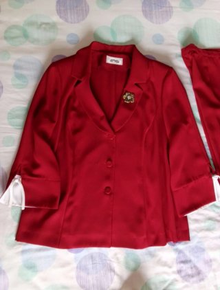 Elegante traje femenino de tres piezas