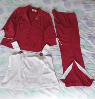 Elegante traje femenino de tres piezas