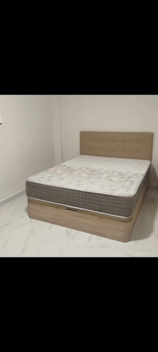 Canapés abatibles de madera y tela beige