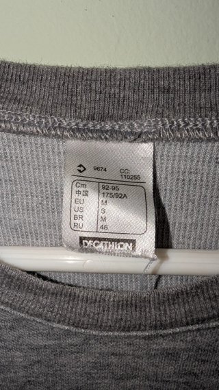 Camiseta Decathlon gris y naranja