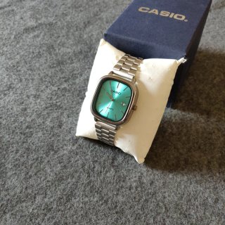 Reloj Casio plateado y dial azul turquesa