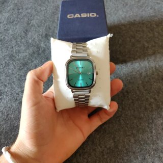 Reloj Casio plateado y dial azul turquesa