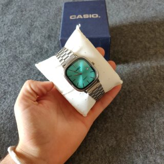 Reloj Casio plateado y dial azul turquesa