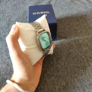 Reloj Casio plateado y dial azul turquesa