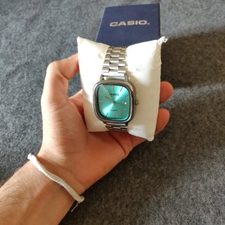 Reloj Casio plateado y dial azul turquesa