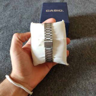 Reloj Casio plateado y dial azul turquesa