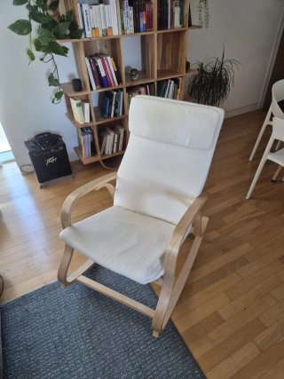 Sedia a dondolo in legno e tessuto