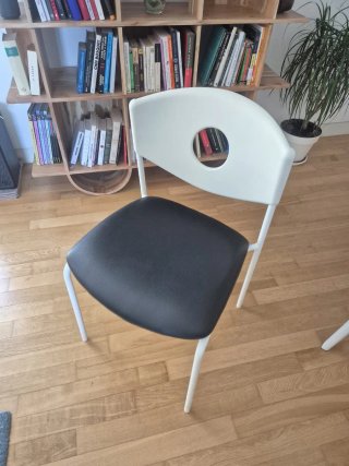 Silla moderna blanca y negra