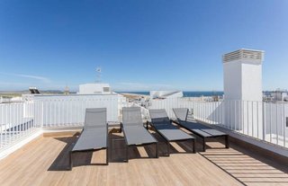 Apto. con piscina, solárium y cerca de la playa.