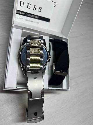 Reloj Guess Dorado y Plateado con Cristales