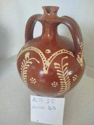 Antigua cantará de barro esmaltada .