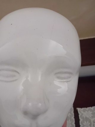 Maschera in ceramica bianca