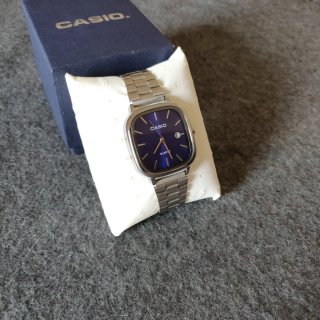 Reloj Casio plateado y dial azul marino