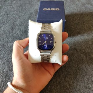 Reloj Casio plateado y dial azul marino