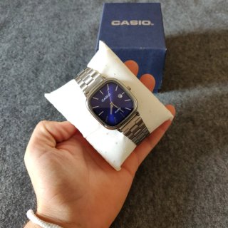 Reloj Casio plateado y dial azul marino