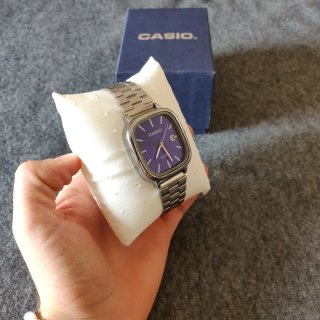 Reloj Casio plateado y dial azul marino
